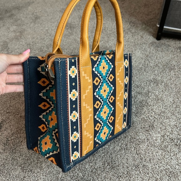 Wrangler Geometric Blue and Tan Tote - Picture 3 of 5